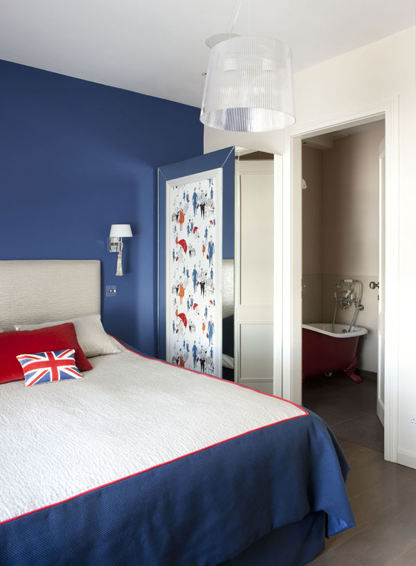 Hosťovská izba je zariadená v duchu vlasteneckej piesne Rule Brittania. Jej červeno-bielo-modrá farebnosť je jasne inšpirovaná britskou vlajkou.