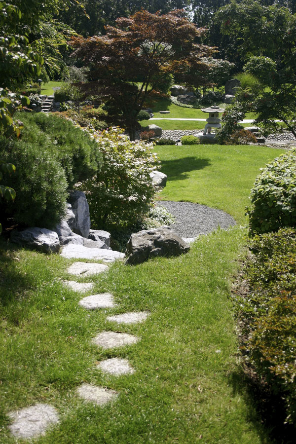Pre japonské záhrady sú charakteristické prehľadné tvary a jednoduchý vzhľad, ktorý je pôsobivý po celý rok.