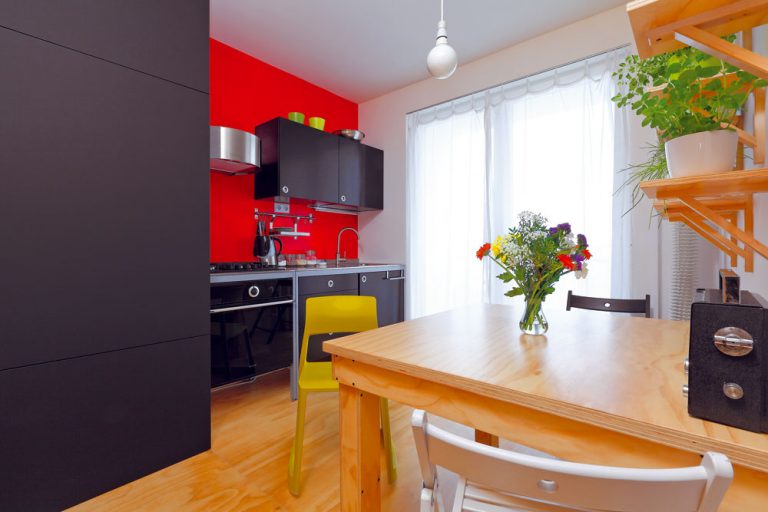 Kuchyňa je vybavená elegantnou čiernou linkou z IKEY. Príjemný kontrast k nej vytvára červená stena. Tú si presadila a aj sama namaľovala Katka.