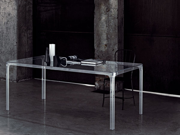 2008

Oscar Table, modernistické dielo celé zo skla, ktoré navrhol Pier Lissoni pre firmu Glas Italia, je krajným zjednodušením Le Corbusierovej idey. Vyrábajú ho v štyroch veľkostiach, najdlhší je so svojimi 230 cm o 5 cm dlhší ako LC10-P. Lissoni vytvoril množstvo skvelých stolov aj pre iné firmy (napríklad Cassina či Kartell), no Oscar, ocenený okrem iného štyrmi cenami na veľtrhu IMM v Kolíne nad Rýnom v roku 2009, je nepochybne jedným z všeobecne najslávnejších stolov. Pre výrobcu, lombardskú firmu, ktorá existuje od roku 1970, navrhol Lissoni, aktívny aj ako architekt, v roku 2010 nové sídlo v lombardskom mestečku Macherio. Steny sú v ňom, ako inak, zväčša sklené. Tvorca sa však nehlási k Le Corbusierovi, ale k dánskym klasikom Arnemu Jacobsenovi a Poulovi Kjaerholmovi, hoci Kjaerholmov stôl PK 61 so sklenenou doskou z roku 1961 je celkom inak koncipovaný. 4 770 €, Glas Italia