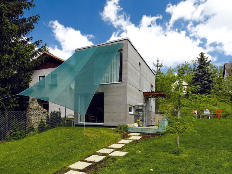 Za 16 700 eur postavil v Bernolákove montovaný domček pre svoju rodinku