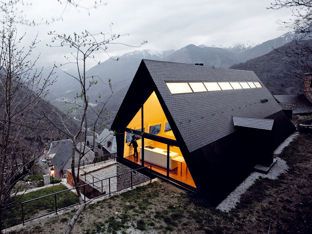 Na základoch horskej chalupy postavili moderný rodinný dom