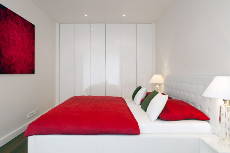 V rovnakom štýle je zariadený celý dom – kontrast jasných farieb na bielom pozadí pokračuje duchom Mondrianových obrazov aj v spálni.
