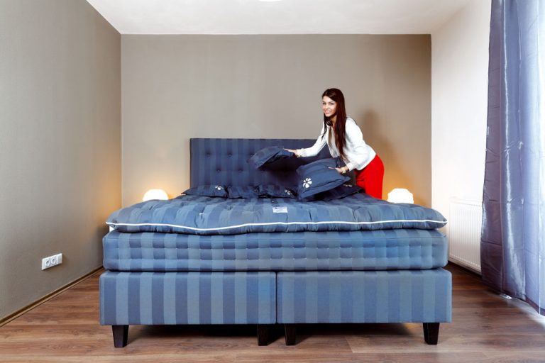Dobrý základ spálne vytvorila kvalitná a mimoriadne pohodlná antialergická posteľ Saffron, vyrobená podľa tradičných škandinávskych postupov výroby matracov (mimochodom, v cene auta). Aj túto miestnosť charakterizuje pokojná farebnosť.