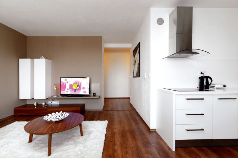 V duchu dnešných trendov je obývačka otvorená a spojená s kuchyňou, čo dodáva priestoru dojem vzdušnosti a voľnosti. (Laminátová podlaha Castello Classic, dekor dub Montreal, od značky Krono Original.)