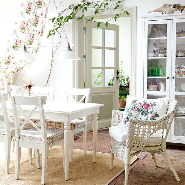 Drevená biela stolička INGOLF, 49,99 €; vankúš EMMIE STRÅ, 19,99 €; biele kreslo FINNTORP, 59,90 €, oboje IKEA