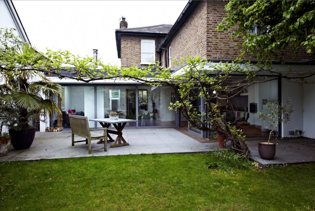 Moderný dom s presklenými stenami ponúka nádherný výhľad do záhrady