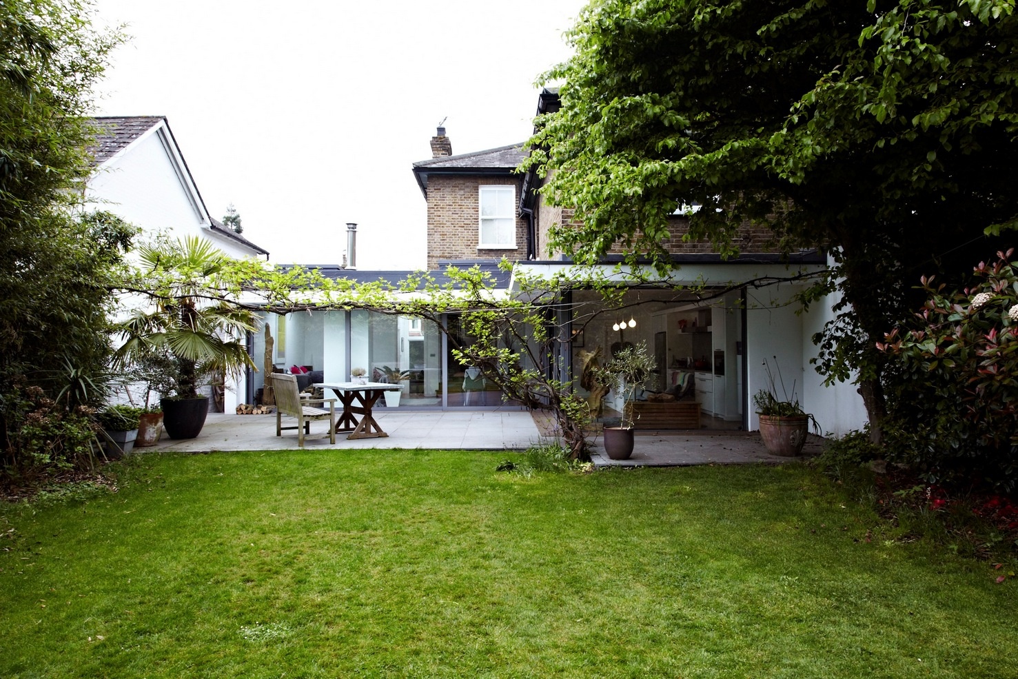 Nádherný moderný dom s presklenými stenami ponúkajúcimi nádherný výhľad do záhrady