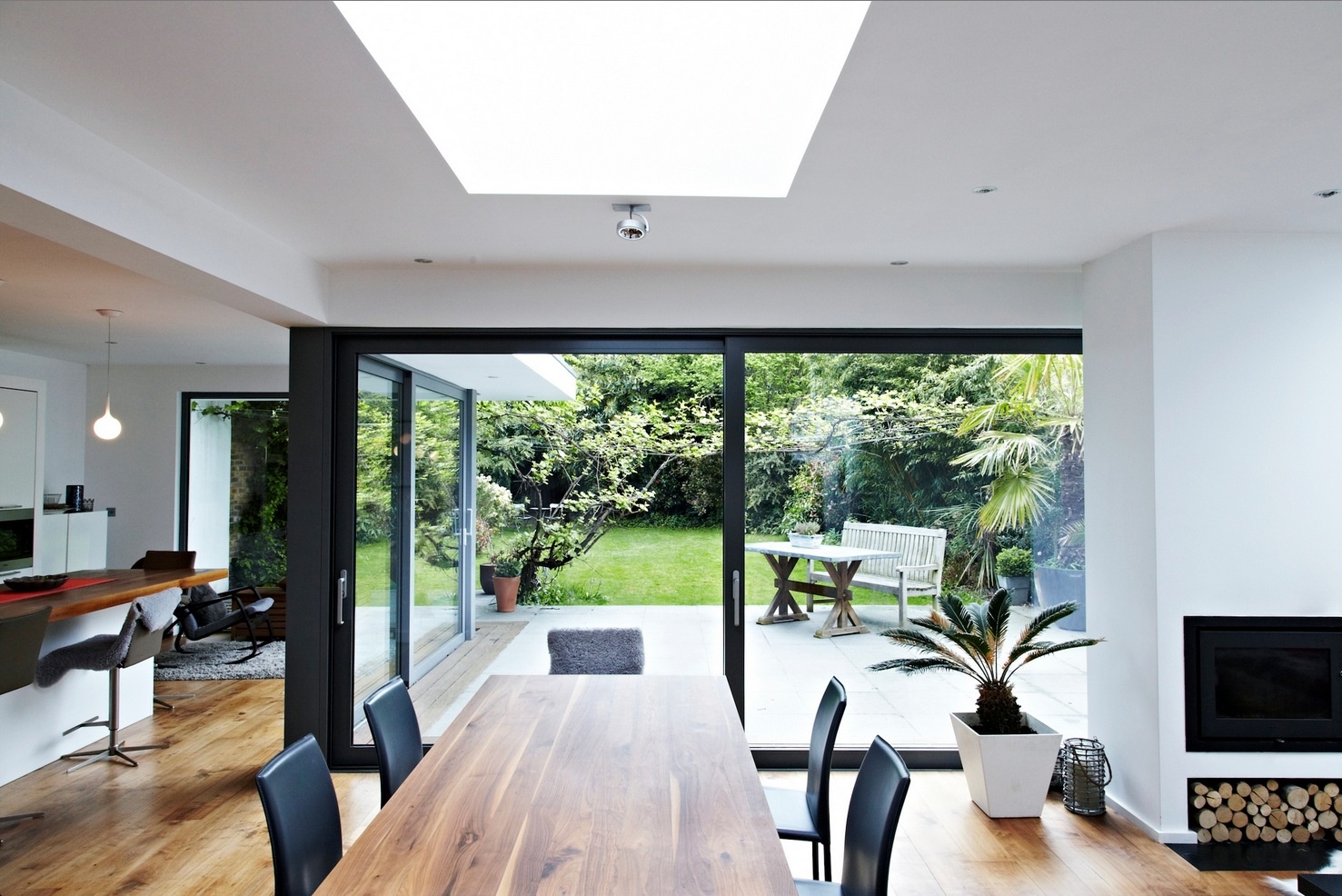 Nádherný moderný dom s presklenými stenami ponúkajúcimi nádherný výhľad do záhrady