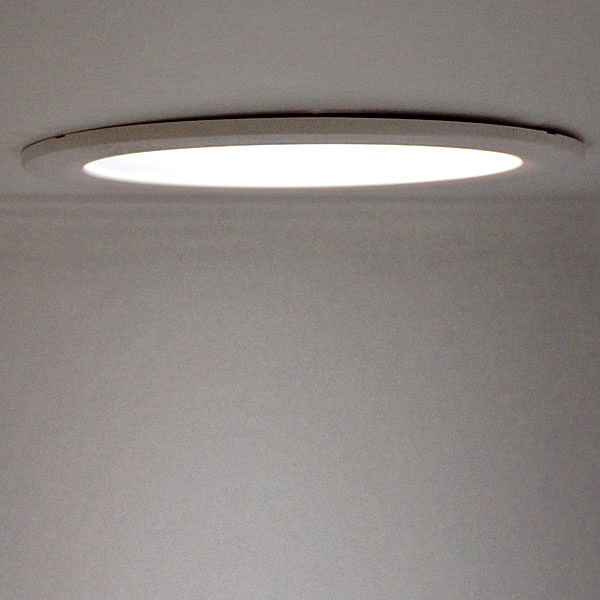 Jednoduchý základný dizajn interiérovej časti svetlovodu pôsobí ako stropné svietidlo.