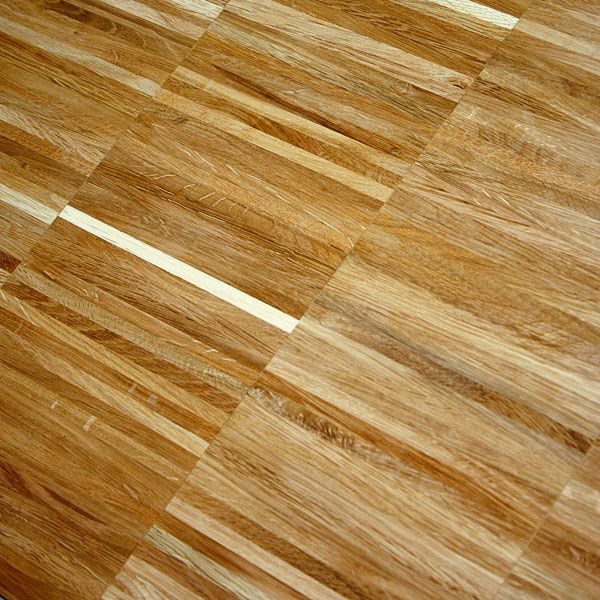 Typ Avant-garde Mince je zložený z malých kúskov dreva, uložených hranou nadol. To zaisťuje rozmerovú stálosť podlahy a bráni vzniku medzier i pri zmenách vlhkosti. Takáto podlaha zároveň patrí k najodolnejším a má skvelé tepelno- aj zvukovoizolačné vlastnosti. Jej povrch je upravený prírodným voskovým olejom, ktorý preniká hlboko do dreva, chráni ho, a pritom mu umožňuje dýchať a regulovať vlhkosť.