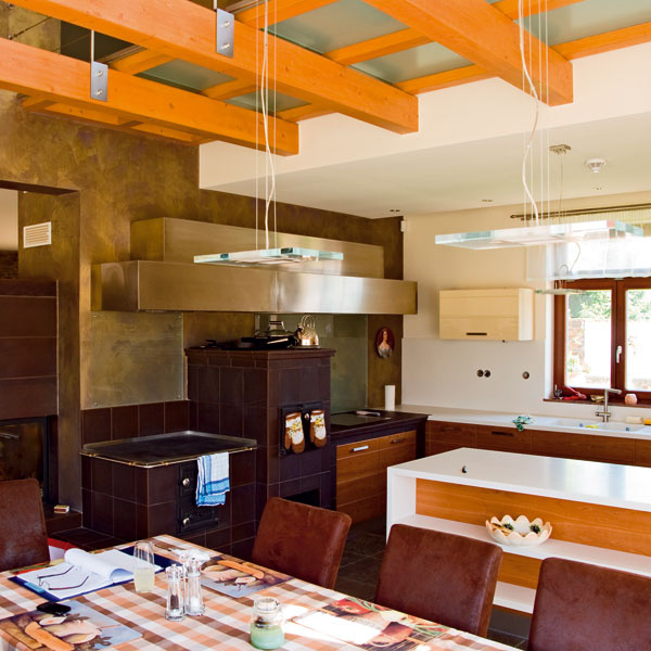 Zaujímavý efekt prináša interiér jedálne – je totiž čiastočne navrhnutá bez stropu, otvorená do krovu stavby a doplnená sklenenou lávkou. 