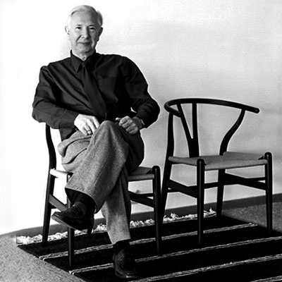 Hans Jørgensen Wegner (1914 – 2007) Dán Hans Jørgensen Wegner je nepochybne kráľom stoličiek. Počas svojej profesionálnej dráhy dizajnéra ich vytvoril vyše 500 a veľké množstvo z nich patrí do klenotnice dizajnu 20. storočia. Vo svojej práci nadviazal na remeselný odkaz dánskeho stolárskeho umenia. K postaveniu významnej figúry škandinávskeho dizajnu sa pritom prepracoval priamo a logicky: ako teenager sa zaúčal u miestneho stolára, neskôr študoval na technike i na škole umeleckých remesiel, aby napokon nadviazal spoluprácu s významnými architektmi a prispel k rozšíreniu hnutia „dánskeho modernizmu“, ktorý v 50. a 60. rokoch rehabilitoval funkcionalistické východiská o čosi vľúdnejšími princípmi. Jeho tvorbu charakterizuje hlboký rešpekt k drevu, ktoré dával spracovať s citom pre remeselný kumšt a zároveň nechával vyniknúť jeho organickú krásu. Návrhy Hansa J. Wegnera dodnes vyrábajú popredné spoločnosti ako Carl Hansen & Sons, PP Møbler či Fritz Hansen.