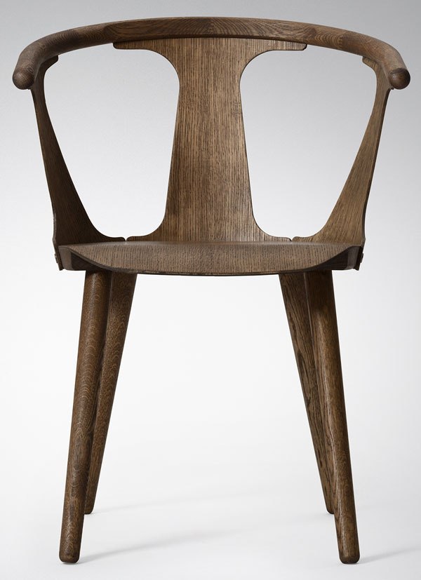 Čerstvá novinka In Between fínsko-švédskeho návrhára Samiho Kallia je priamou citáciou stoličky Wishbone Chair. Nejde o otrockú napodobeninu, ale o solídnu modernú interpretáciu jej „stoličkovej podstaty“. In Between je vyrobená z jaseňového alebo dubového dreva, spája tradičné sústružené prvky s plochami z ohýbaného laminátu a povedomý tvar dopĺňa súčasnými prvkami. „Vždy ma fascinovala forma nábytku a jeho prítomnosť v priestore. Zaujíma ma to, ako sa medzery v jeho siluete vypĺňajú okolím. Ako výsledný dojem závisí od rovnováhy, odstupu aj od proporcie,“ poznamenáva k svojmu návrhu Sami Kallio. Nepriamo sa tým odvoláva na požiadavku Hansa J. Wegnera, ktorý vravieval, že stolička nemá mať zadnú stranu, ale má byť dokonalá zo všetkých uhlov. Od 370 €, &TRADITION