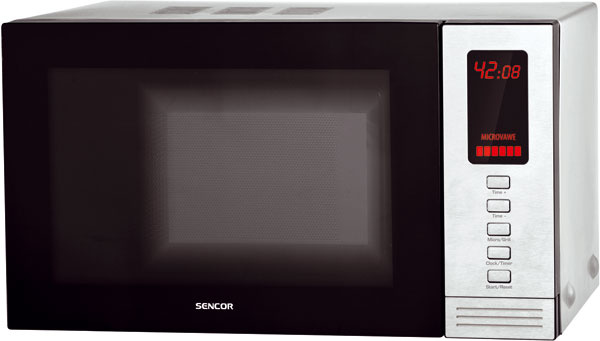 Sencor SMW 6520DSG  Kapacita: priemer taniera – 24 cm, výška – 18 cm Ohrev: mikrovlny – 700 W, gril – 680 W Pohotovostná spotreba: 0,7 W Funkcie: rozmrazovanie, kombinovaný ohrev, automatika  Kompaktný spotrebič ideálny pre singles alebo páry v prípadoch, keď mikrovlnka v kuchyni znamená cestu k teplému jedlu. S rýchlym keramickým grilom sme v nej zapekali sendviče a v režime kombinovaného ohrevu sme dodali lákavý vzhľad a vôňu cestovinám a zemiakom. Keďže výhrevné teleso grilu je zabudované pod plechovým krytom, vnútorný priestor sa jednoducho čistí. Výsledky tepelných úprav naplnili naše očakávania. Za jednoduchým tlačidlovým ovládaním sa skrývajú rovnaké funkcie ako v mikrovlnkách Gogrenje a AEG. Opäť sa však nezaobídete bez návodu a nekonečného klikania. Na grilovanie s polovičným výkonom je potrebné kliknúť na tlačidlá 10-krát, pri automatických programoch o polovicu viac. Najviac nás však zamrzeli plastové nožičky, ktoré sa na podklade šmýkajú. Keďže dvierka je potrebné otvoriť s
