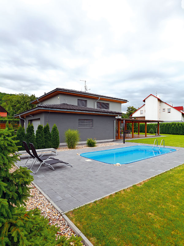 Dokonalý komfort domácich vytvára záhrada s bazénom a rozľahlá terasa.