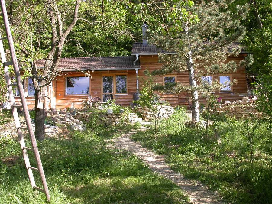 Mladá rodina si na Morave svojpomocne postavila prírodný dom za 600 000 Kč
