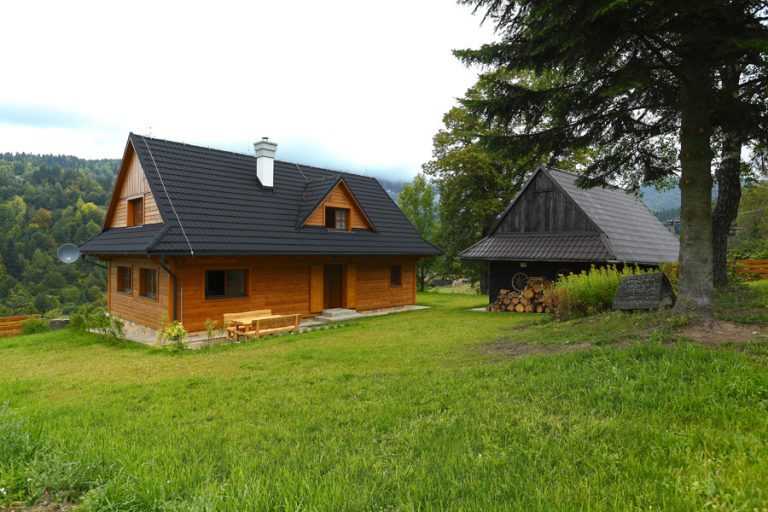 Slovenská drevenica postavená v tradičnom duchu ale moderným spôsobom
