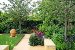 Ako skĺbiť okrasnú a úžitkovú časť záhrady