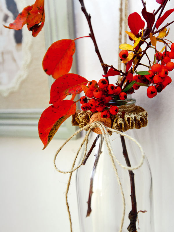 Na dekoráciu, ktorú pripravila Maťka, potrebujete: sklenú vázu, špagát, čipku, gombík a krásne farebnú jeseň.