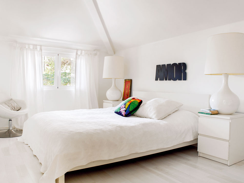 V rodičovskej spálni ovládla biela podlahu, závesy aj posteľnú bielizeň. Pokojnú škandinávsku atmosféru navodzuje aj jednoduchý nábytok so švédskym dizajnom (posteľ, nočné stolíky aj kreslo sú z Ikey).
