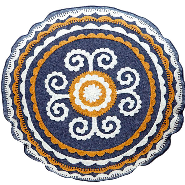 Okrúhly vyšívaný vankúš Embroidery, priemer 45 cm, 42,34 €, www.bellarose.sk