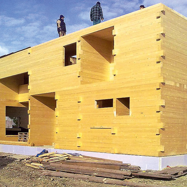 Celá hrubá stavba sa poskladá z drevených hranolov. Týmto systémom sa dá postaviť až trojposchodový dom.