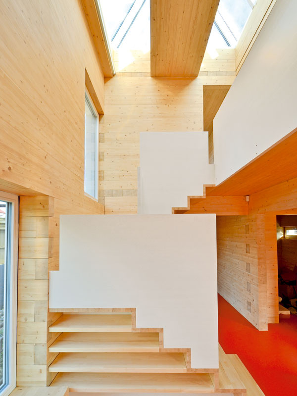 Evidentne stavba z dreva. V moderných drevostavbách sa len zriedka uplatňuje drevo aj v interiéri. V dome s nosnou konštrukciou z drevených hranolov je však kontakt s týmto charizmatickým stavebným materiálom naozaj intenzívny a bezprostredný.