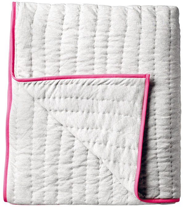 Prešívaná deka vo svetlošedej farbe s neónovo ružovými okrajmi, 90 % bavlna, 10 % viskóza, 130 × 180 cm, 113,21 €, Bloomingville, www.bellarose.sk