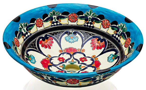 Ako kvet. Ručne maľované keramické umývadlo La Reina značky Mexico v kúpeľni skutočne kvitne. Jeho priemer je až 40,5 cm.