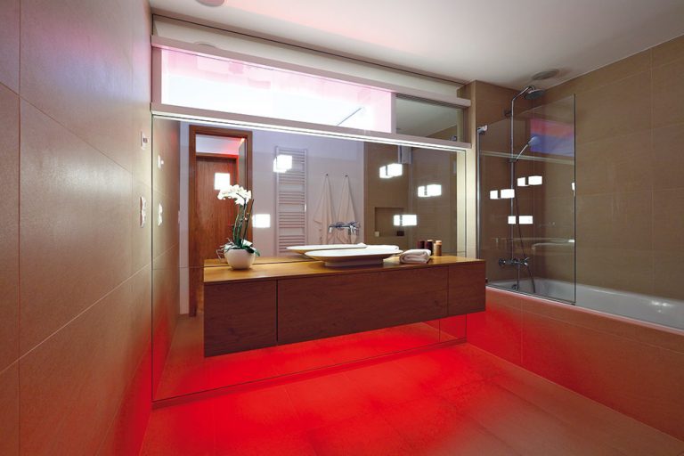 Farebné LED osvetlenie zmení obyčajnú kúpeľňu na wellness oázu – na navodenie tej správnej atmosféry je majiteľom k dispozícii viac než 16 miliónov farieb.