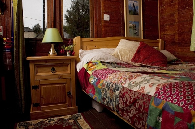 Útulnú spálňu tvorí manželská posteľ s nočným stolíkom a veľkým oknom s výhľadom na nádhernú cornwallskú prírodu.