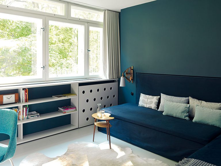 V pracovni môže byť akási druhá obývačka alebo spálňa – modrá sedačka značky Fennobed sa dá rozložiť na dvojlôžko, prípadne ju možno využívať ako dve samostatné postele.