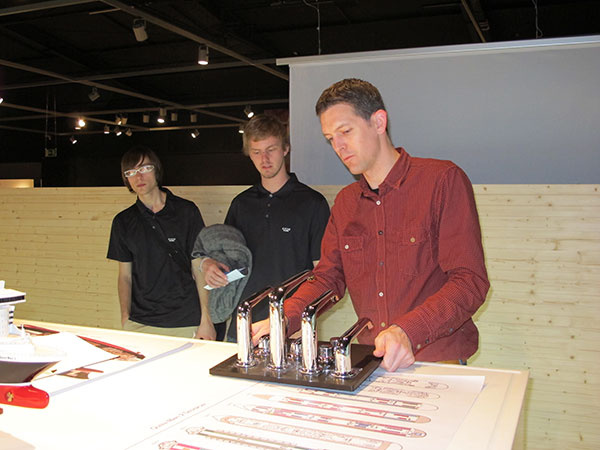 Manuel Züfle, manažér pre výrobky značky Axor, predstavil študentom Matyášovi Kočnarovi a Matejovi Vargovi dizajnové výrobky Axor.