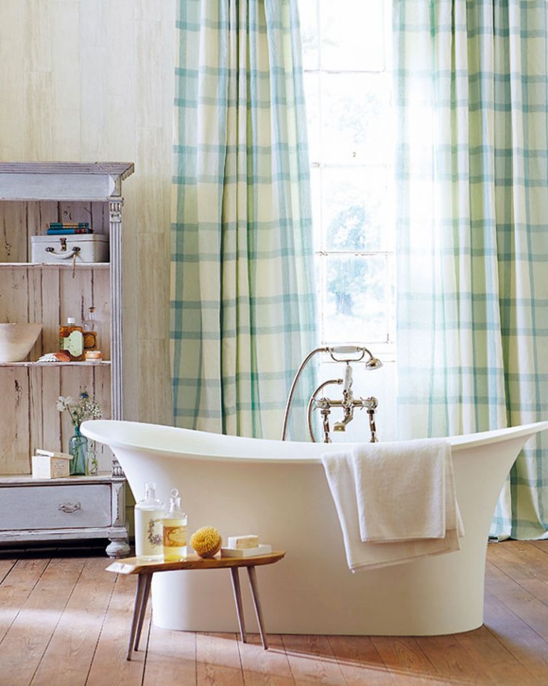 Vzory textílií z kolekcie s príznačným názvom Poetica od značky Harlequin inšpirované anglickým vidiekom a krajinou pomôžu kúpeľňu vyšperkovať do posledného detailu. (Predáva Cymorka Interior Design.)