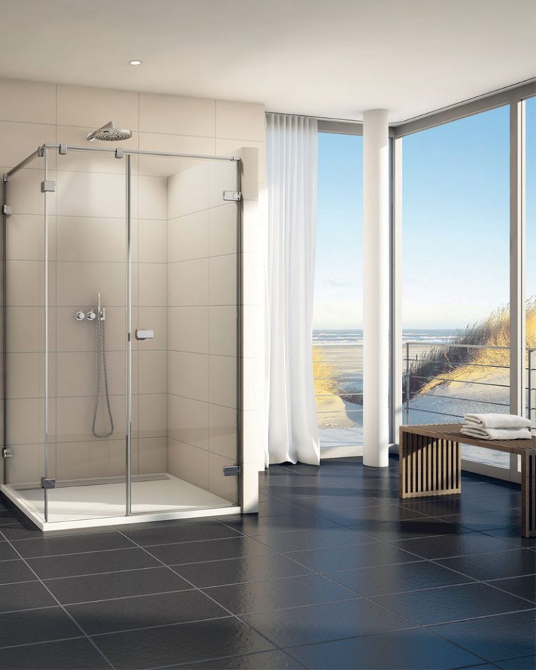 Dôsledná transparentnosť je typická pre nový rad bezrámových sprchovacích kútov Melia. V 8-milimetrovom skle zapustené pánty sú vybavené zdvihovým mechanizmom, uľahčujúcim otváranie dverí. (Predáva SanSwiss.)