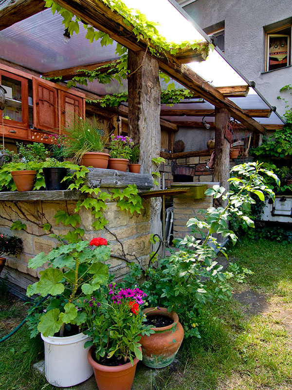 V záhrade za domom si vytvorili unikátnu letnú kuchyňu