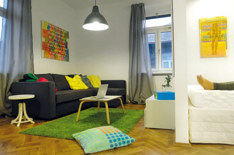 Švédska klasika. Nábytok značky Ikea je vhodným kompromisom do bytov s nízkym rozpočtom. Produkty, ktoré sa vyznačujú rovnováhou ceny, estetiky a kvality, architekti využívajú veľmi radi a snažia sa ich kreatívne kombinovať. Kúsok trávnika v obývačke tvorený zeleným kobercom je toho dôkazom.