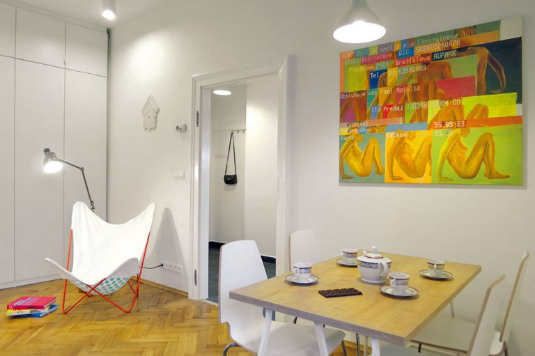 Tri obrazy. Grafiky nad stolom, sedačkou a nad posteľou vytvorila Daniela Krajčová. Dodali interiéru šmrnc a prázdne steny zapadli medzi farebnú koláž nábytku.