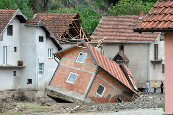 Tondach podporí obete povodní na Balkáne škridlami na cca 100 striech