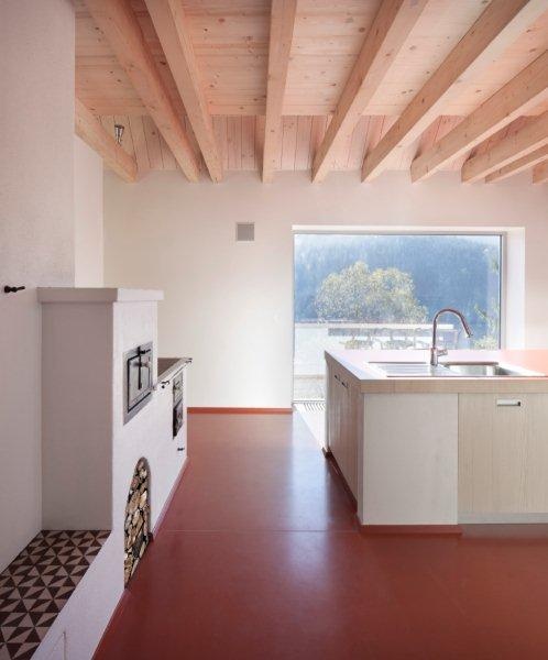 Interiér spĺňa požiadavky na moderné bývanie a zároveň obsahuje tradičné prvky (pec)