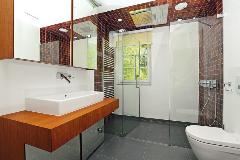 V kúpeľni susediacej so saunou sa na ochladzovanie využíva priestranný sprchovací kút s tzv. dažďovým nebom (Hansgrohe). Nábytok sa vyrábal na mieru, keramika je od značky Duravit.