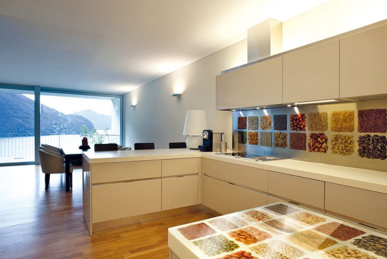 Najmä pri otvorených kuchyniach sa sklo s rovnakým motívom môže zopakovať aj inde v interiéri – napríklad na dverách, obklade steny v obývačke, deliacej stene, stolovej doske…