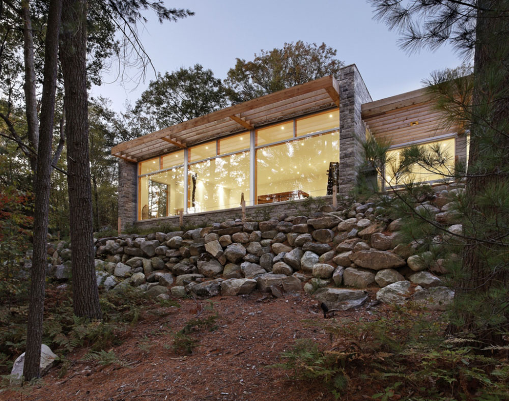 Mladý pár si dal postaviť moderný dom v lese s minimalistickým interiérom