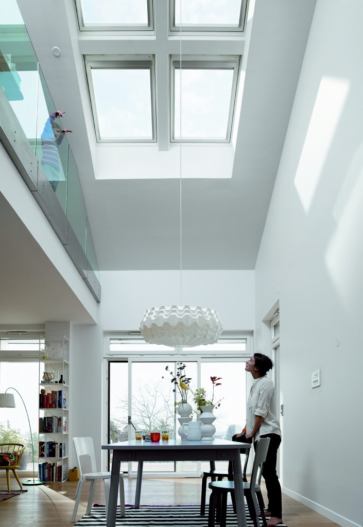 Vzhľadom k pomeru plochy okien a podlahy takmer 1:3 sú miestnosti plné prirodzeného svetla po celý deň. 