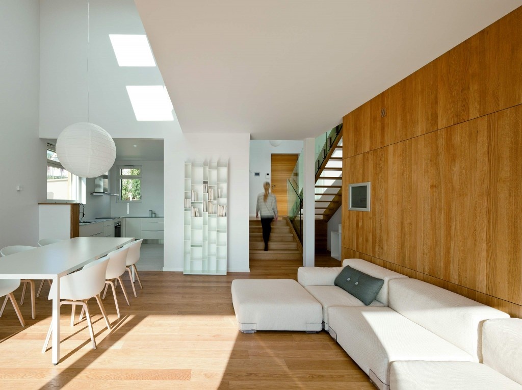 Interiér je zariadený vzdušne a moderne. Kombinuje dva základné prvky – prírodné svetlé drevo doplnené o biely nábytok.