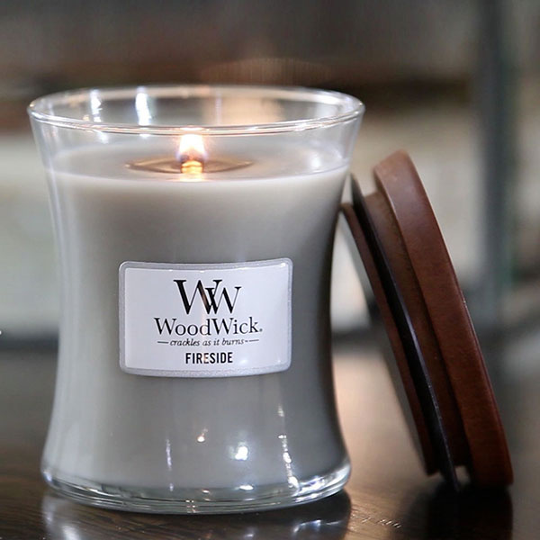Vonná sviečka WoodWick s dreveným knôtom vytvára atmosféru praskajúceho dreva. 