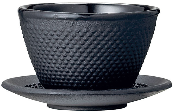 Čierna železná šálka s tanierikom, priemer/výška šálky: 8 cm/6 cm, 33 €, www.bloomingville.com