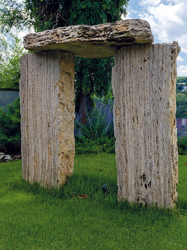 „Väčšina umeleckých diel a plastík v dome (vrátane tej záhradnej) je od Mariána Králika, ale ,Stonehenge‘ vymysleli naše deti.“
