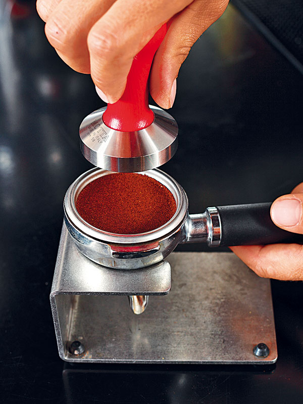 Portafilter postavte do bumperu (stojana) a rovnomerne zatlačte tamperom. Kávu by ste mali zatláčať váhou 20 kg, čo si môžete skontrolovať na mechanickej osobnej váhe. 
